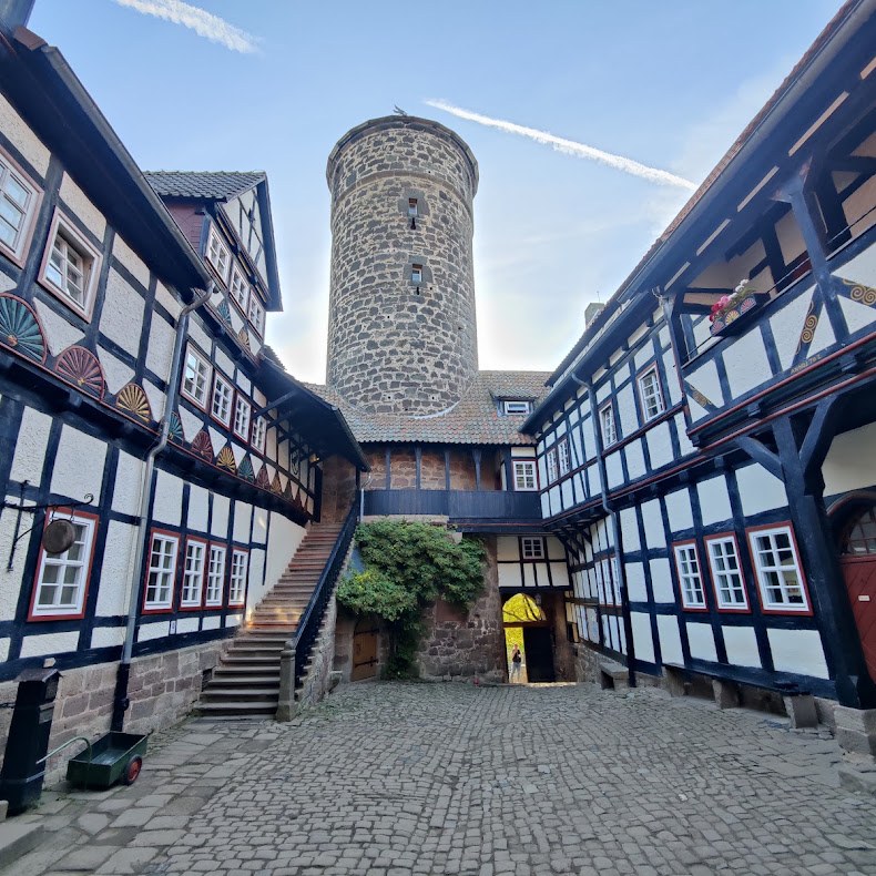 Innenhof der Burg Ludwigstein mit Fachwerkh&auml;usern und dem runden Bergfried